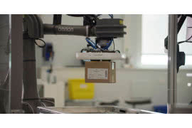 Zwiększenie możliwości operatorów i wydajności: roboty współpracujące automatyzują proces paletyzacji w firmie Sanofi