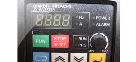 Logo Hitachi wraca na przemienniki częstotliwości tej firmy 