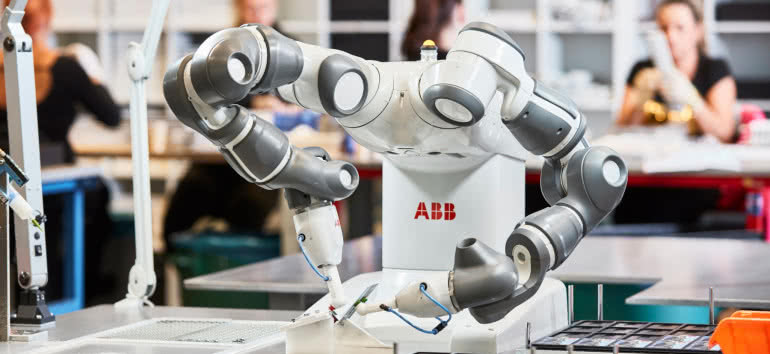 Robot zadba o jakość, personalizację i elastyczność w produkcji elektroniki 