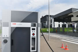 ABB zainstalowała w Polsce dwie stacje do bezpłatnego ładowania pojazdów elektrycznych 