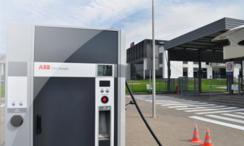 ABB zainstalowała w Polsce dwie stacje do bezpłatnego ładowania pojazdów elektrycznych