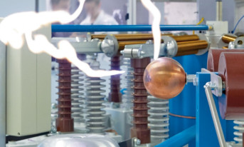 Zaawansowane testy ochrony przeciwprzepięciowej w laboratorium udarów i wielkich prądów