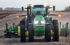 John Deere przedstawił w pełni autonomiczny ciągnik rolniczy 