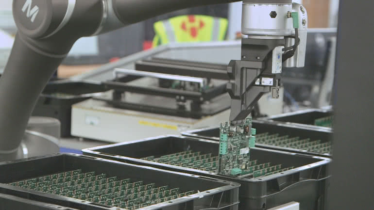Firma Hanover Displays automatyzuje testowanie zespołów płytek obwodu drukowanego za pomocą kobotów 