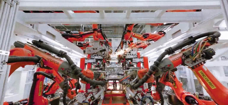 Tesla publikuje filmy pokazujące fabrykę samochodów 