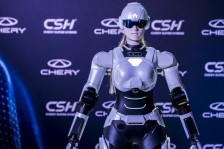 Chiński koncern motoryzacyjny rozwija robotykę. Chery buduje sieć dystrybucji humanoidów