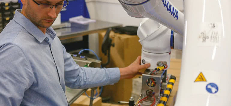 Roboty przemysłowe maksymalizują elastyczność pakowania i paletyzacji 