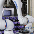 Cobot Yaskawa do paletyzacji opakowań pouch bag w mleczarni Bauer 
