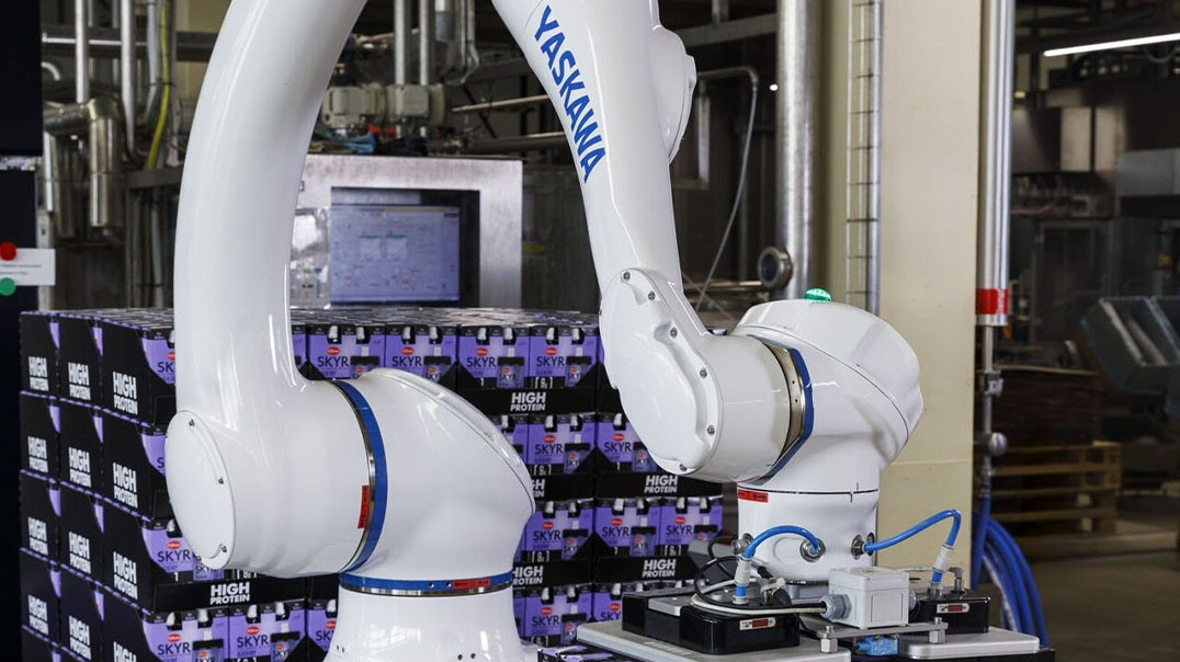 Cobot Yaskawa zapewnia paletyzację opakowań pouch bag w mleczarni Privatmolkerei Bauer