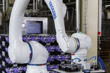 Cobot Yaskawa zapewnia paletyzację opakowań pouch bag w mleczarni Privatmolkerei Bauer
