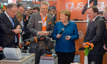 igus przedstawia przyszłość robotów domowych Kanclerz Niemiec Angeli Merkel