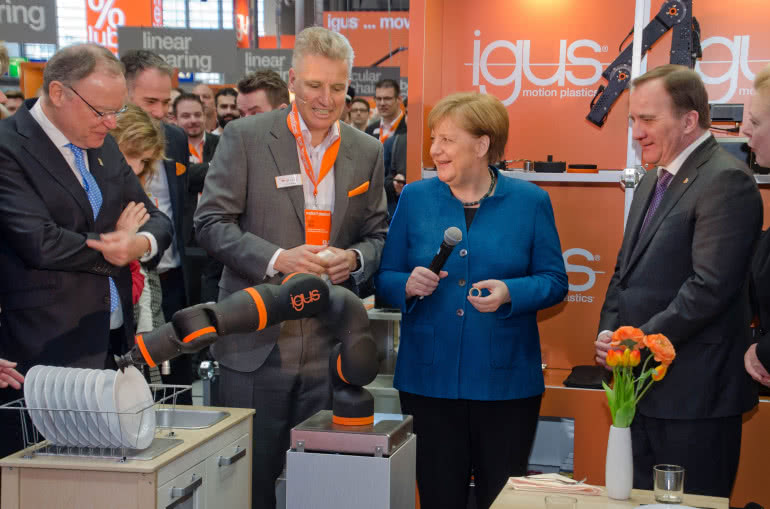 igus przedstawia przyszłość robotów domowych Kanclerz Niemiec Angeli Merkel 