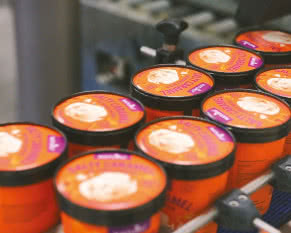 Cobot firmy OMRON wspiera linię produkcyjną wegańskich lodów Ice Bakers 