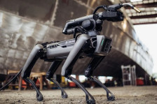 Mobilny system spawalniczy z AI i robotem kroczącym. Path Robotics prezentuje Rove