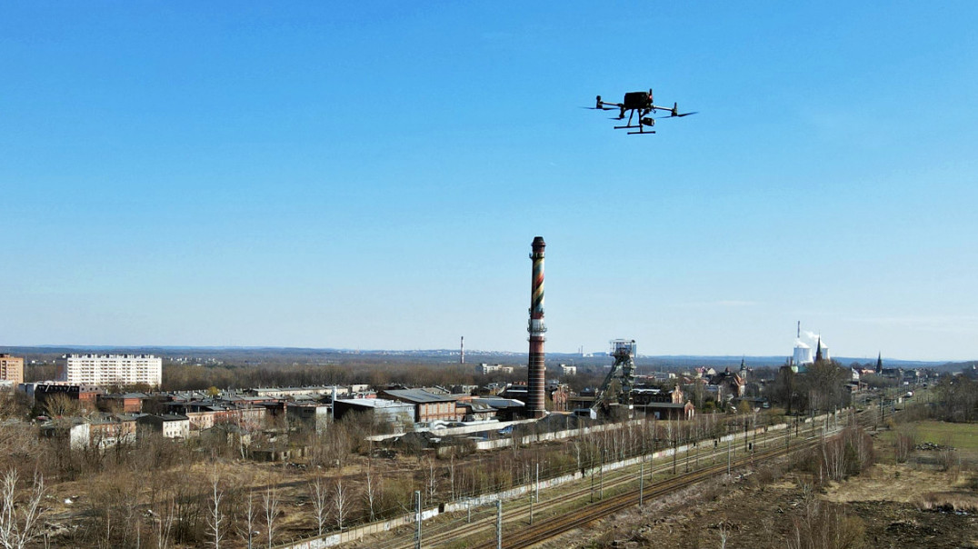 Drony we flocie Tauronu