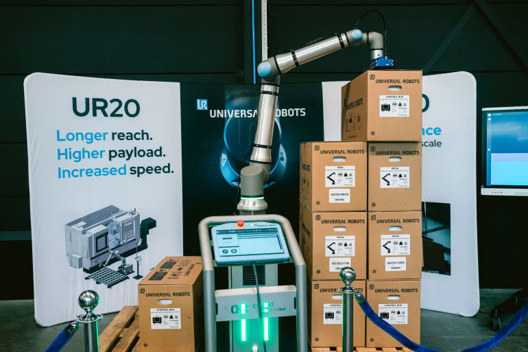 Universal Robots zwiększa udźwig cobotów UR20 i UR30 