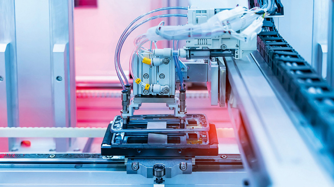 Niezawodna komunikacja przemysłowa ze wsparciem prowadników kablowych