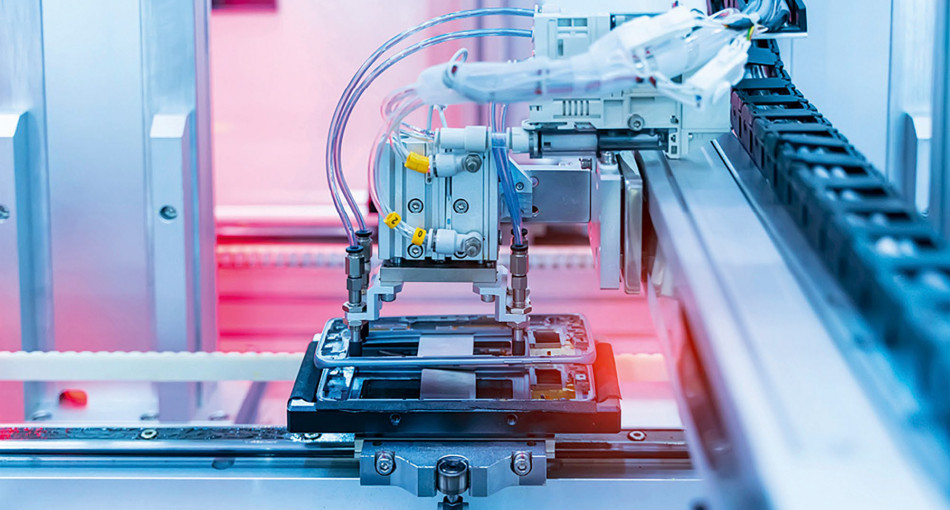 Niezawodna komunikacja przemysłowa ze wsparciem prowadników kablowych