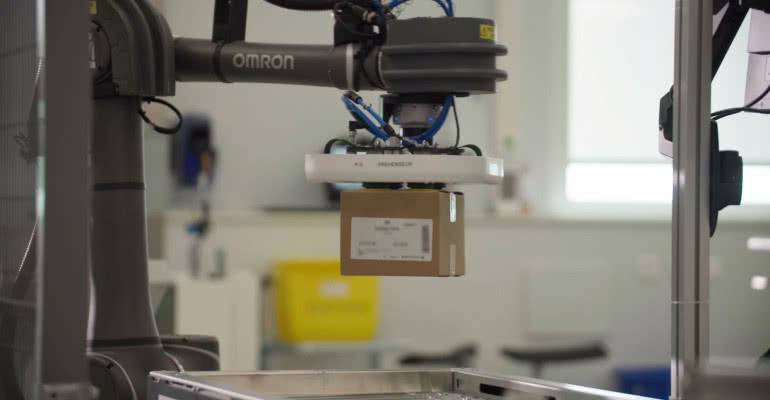 Zwiększenie możliwości operatorów i wydajności: roboty współpracujące automatyzują proces paletyzacji w firmie Sanofi 