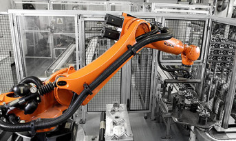Manipulacja: Robot KUKA KR QUANTEC i Boll Automation optymalizują proces odbioru rur do produkcji osi