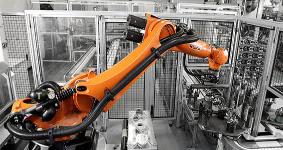 Manipulacja: Robot KUKA KR QUANTEC i Boll Automation optymalizują proces odbioru rur do produkcji osi 