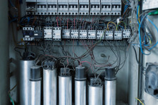 Współczynnik mocy – co to jest, jak działa i dlaczego ma znaczenie w instalacjach elektrycznych