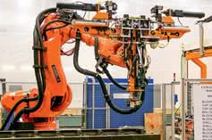 Ochrona okablowania robotów i maszyn produkcyjnych 