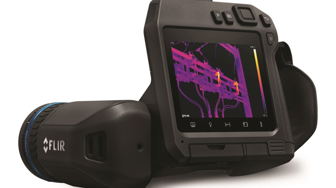 Kamera termowizyjna z jasnym wyświetlaczem i wizjerem