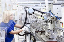 W zakładzie produkcji silników w Salzgitter działa pierwszy robot bezpośrednio współpracujący z człowiekiem 