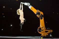 Taniec robota firmy KUKA podczas ceremonii otwarcia Igrzysk Paraolimpijskich 2016 