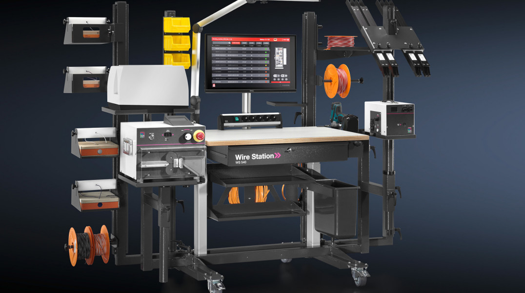 Mobilne stanowisko robocze do okablowywania szaf sterowniczych