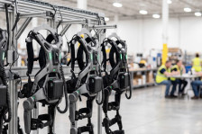 Egzoszkielety zmienią ergonomię i biznes – od przemysłu, po logistykę
