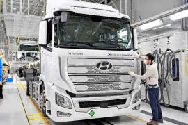 Hyundai rozpoczyna dostawy wodorowych ciężarówek Xcient Fuel Cell 