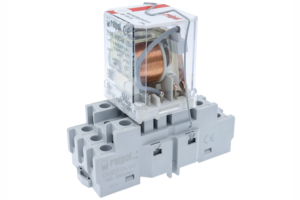 Gniazdo GUC11A-V0 do przekaźników RUC z montażem na szynę DIN 35 mm i 3 torami prądowymi