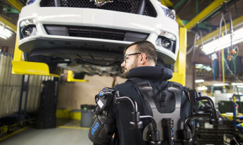 Ford "zrobotyzuje" pracowników kilkunastu fabryk