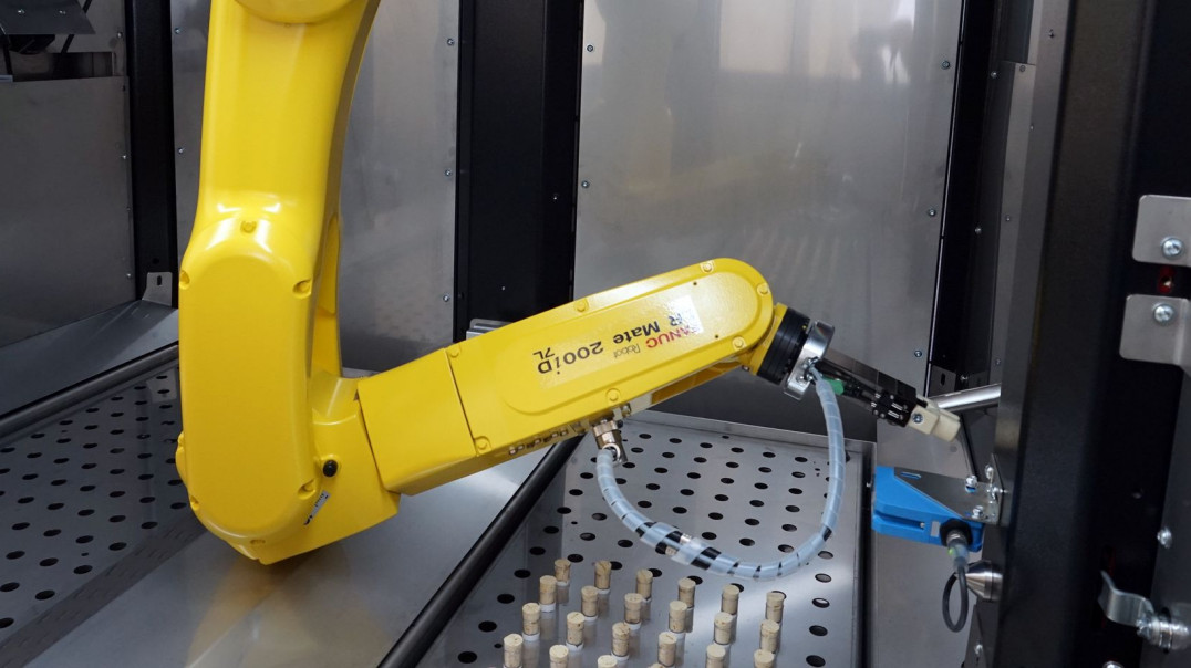 Robot FANUC wspiera pracę bezkontaktowego centrum testów na koronawirusa