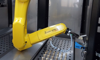 Robot FANUC wspiera pracę bezkontaktowego centrum testów na koronawirusa