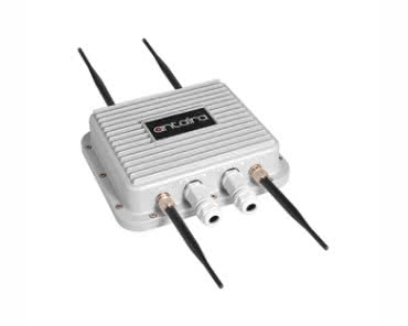 Przemysłowy punkt dostępowy o stopniu ochrony IP67 z niezależnymi sekcjami radiowymi 2,4 i 5 GHz