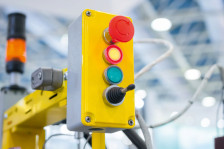 Elementy sterownicze w przemyśle: przyciski, przełączniki, joysticki