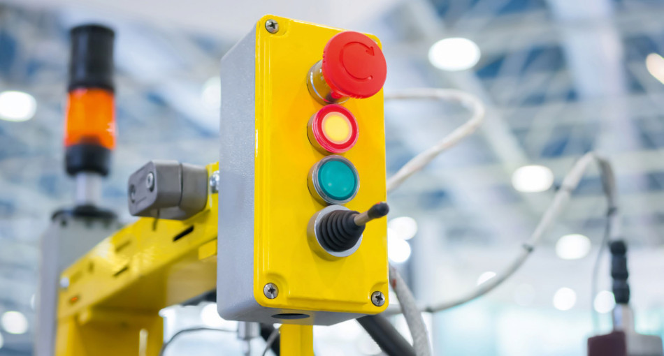 Elementy sterownicze w przemyśle: przyciski, przełączniki, joysticki