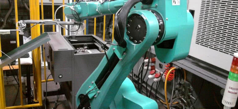 Foxconn ma w fabrykach 40 tysięcy robotów 