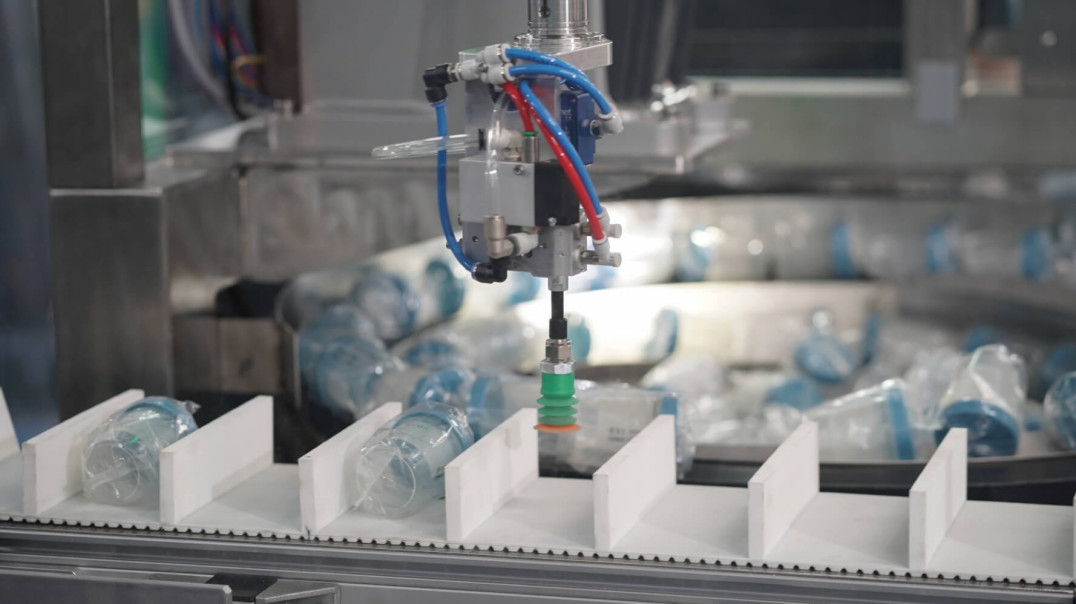 Automatyzacja końca linii w diagnostyce medycznej – kompaktowa komórka zrobotyzowana Samas i OMRON