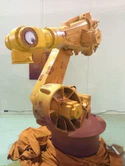 Robot KUKA jako eksponat na targach sztuki Paratissima 