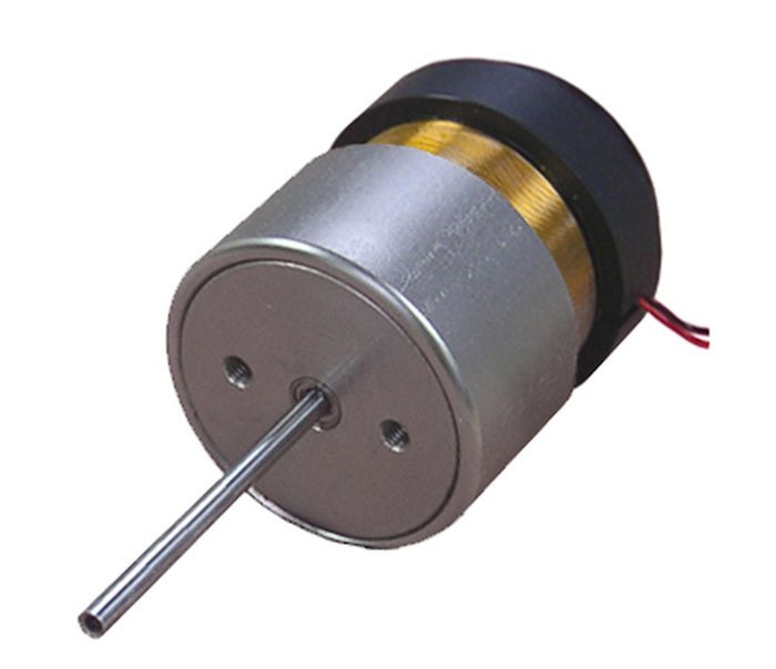 Dwucalowy siłownik liniowy o skoku 12,7 mm i dużym współczynniku siły do wymiarów