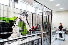 Robot ABB znacznie przyspieszył produkcję maseczek dla Tiki Safety 