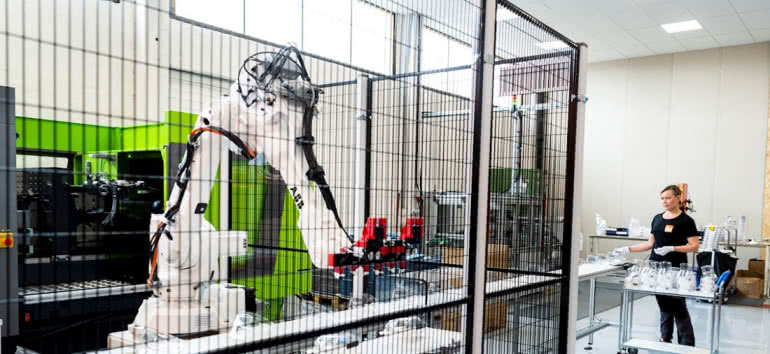 Robot ABB znacznie przyspieszył produkcję maseczek dla Tiki Safety 