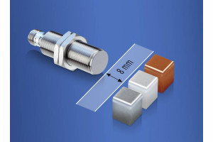 Pierwszy indukcyjny czujnik odległości o zakresie pomiarowym 8 mm dla wszystkich typów metali