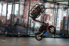 Zwinność bez skomplikowanej mechaniki. Nowy robot mobilny rzuca wyzwanie maszynom kroczącym