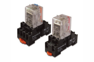 Przekaźniki elektromechaniczne 2500 VA / 300 W z diodą LED i dźwignią testową