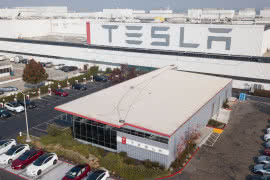 Tesla chce dostarczać komponenty i oprogramowanie innym producentom 